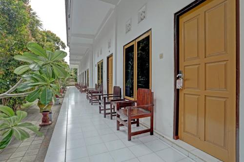 Lobby, OYO 3096 Hotel Dewi Warsiki Near Gilimanuk Port in Gilimanuk