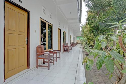 Lobby, OYO 3096 Hotel Dewi Warsiki Near Gilimanuk Port in Gilimanuk