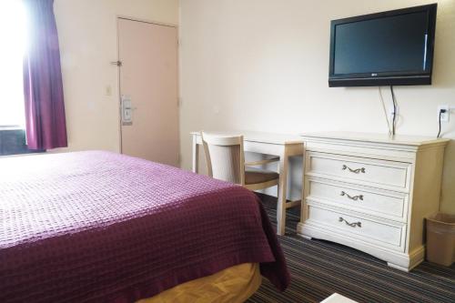 Quality Quarters Inn - image 13
