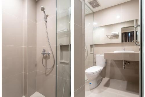 Delxue Twin Room image 6