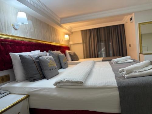 Deluxe Family Room image 7