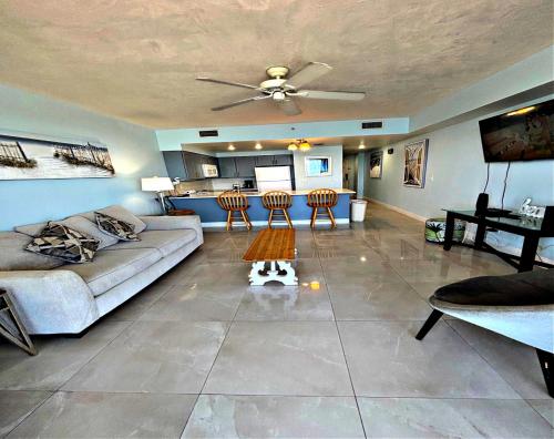 1 BR Resort Condo Direct Oceanfront Wyndham Ocean Walk - Daytona Funland 1307 in Daytona Beach, USA