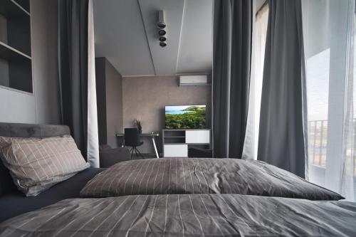 Free parking, Gym & Security, Air conditioner, kitchen & washing machine, children's playground, 4K OLED TV & HighSpeed WiFi, Skyline view balcony in CENTRAL location