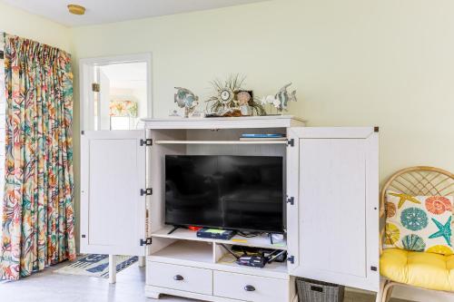 Beautiful Lakefront Condo - 5 Min Walk to Beach! - image 11