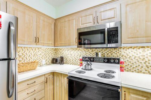 Beautiful Lakefront Condo - 5 Min Walk to Beach! - image 13