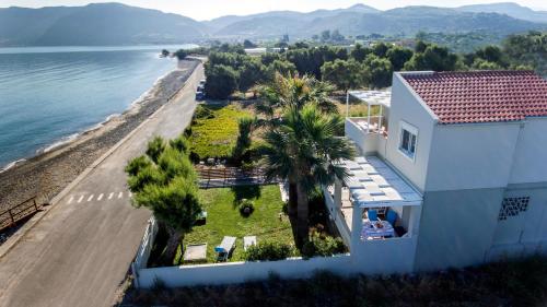 Big Blue Villa in Kisamos, 10 meters from Sea gîte à louer Análipsis