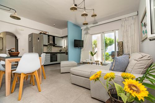 Big Blue Villa in Kisamos, 10 meters from Sea near Camping Nopigia