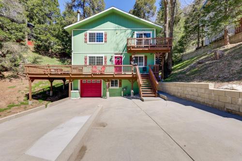 Remodeled Crestline Retreat Walk to Lake Gregory!