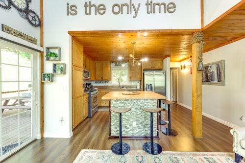 Remodeled Crestline Retreat Walk to Lake Gregory! in Crestline, USA