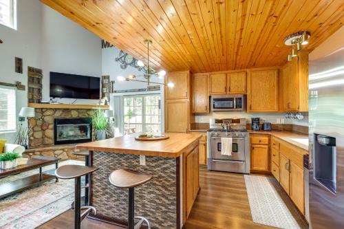 Remodeled Crestline Retreat Walk to Lake Gregory! in Crestline, USA