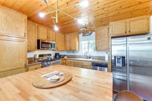 Remodeled Crestline Retreat Walk to Lake Gregory! in Crestline, USA