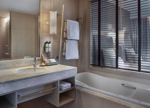 room detail thumbnail 2