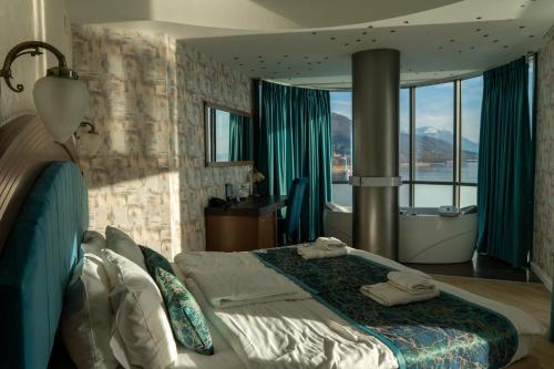Deluxe Double Room with Balcony and Lake View