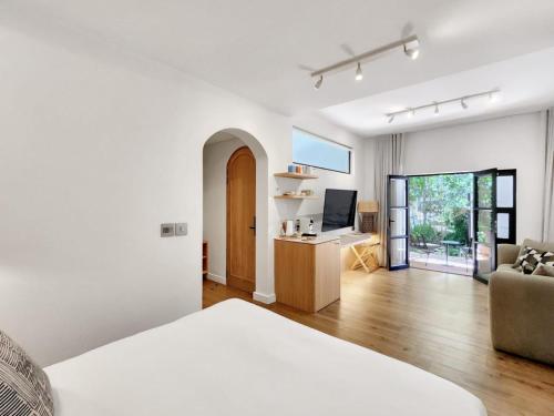 Deluxe King Room image 8