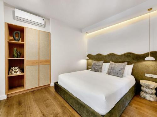 Deluxe King Room image 7