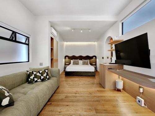 Deluxe King Room image 6