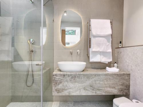 Luxury King Room image 7