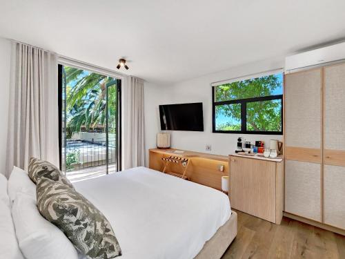 Luxury King Room image 6