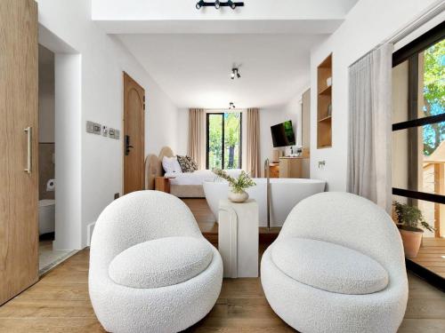 Luxury King Room image 4
