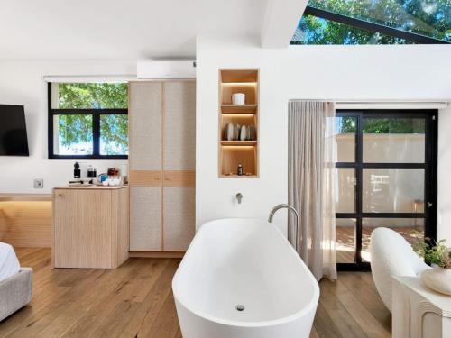 Luxury King Room image 2