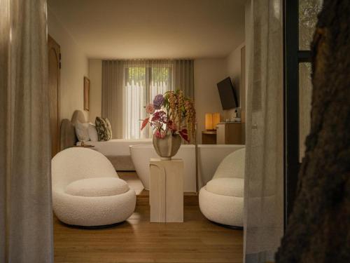 Luxury King Room image 9