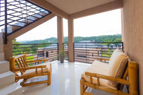Modern, Spacious, 3BR Hill View Retreat, Central, 24hr Security, Satellite wifi and Solar, Очо-Риос (фото 4)