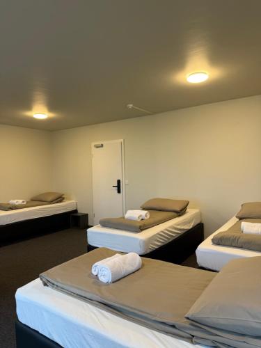 Camera quadrupla, bagno in comune