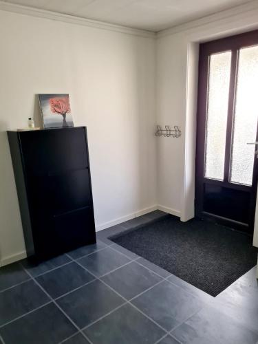 Inngang, Charming groundfloor apartment close to airport in Sørvágur