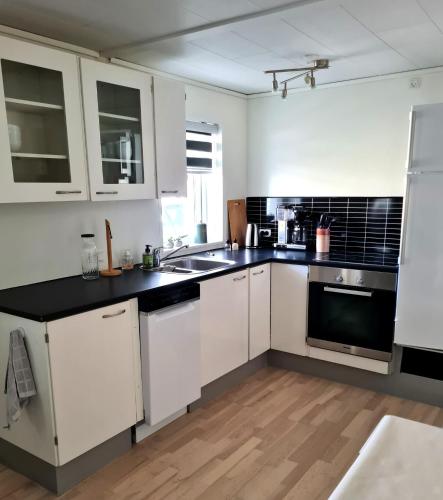 Kjøkken, Charming groundfloor apartment close to airport in Sørvágur