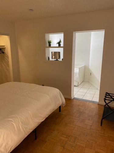 Vegas Oasis- Modern Getaway 5 mins from Strip, Las Vegas (photo 5)