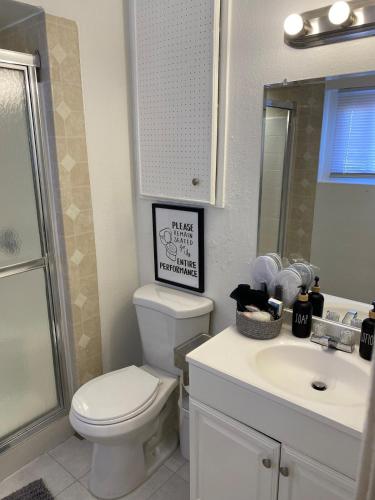Vegas Oasis- Modern Getaway 5 mins from Strip, Las Vegas (photo 6)