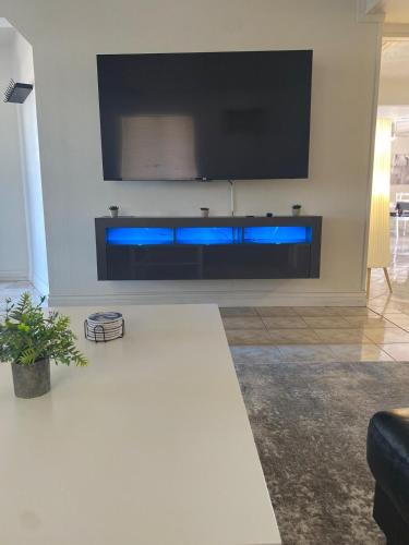 Vegas Oasis- Modern Getaway 5 mins from Strip, Las Vegas (photo 8)