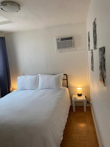 Vegas Oasis- Modern Getaway 5 mins from Strip, Las Vegas (photo 9)