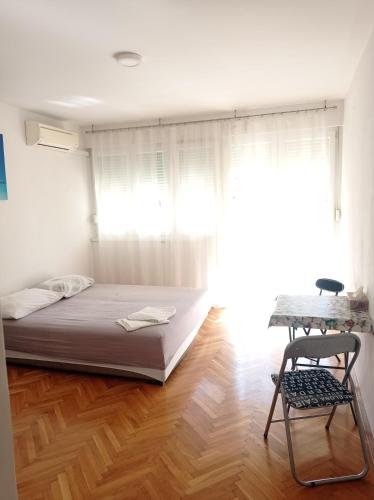 Pretty big double bed room with balcony, Split (Foto 2)