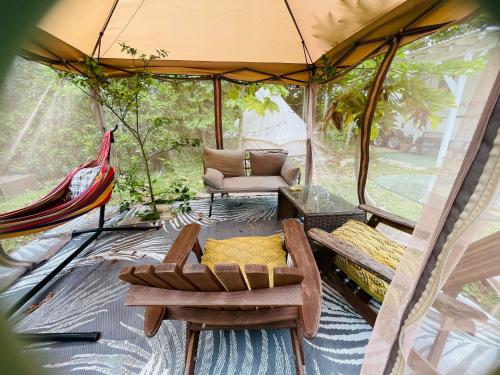 RV in the Little Jungle by Legnalife in 霍姆斯特德