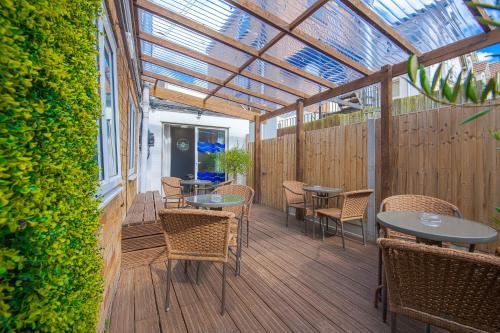 Létesítmények, OYO Pier Hotel in Pier