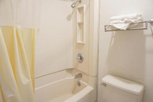 OYO Hotel Altus N Main St - 화장실
