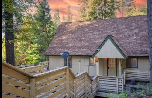 Home in Yosemite-Brookside Cottage-Sleeps 10