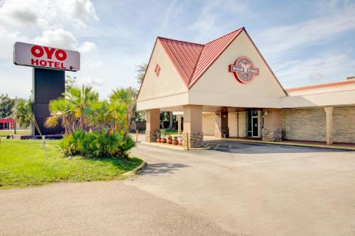 . OYO Hotel Dundee By Crystal Lake