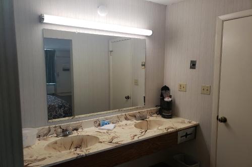 OYO Hotel Whitely City Hwy 27 KY - 화장실