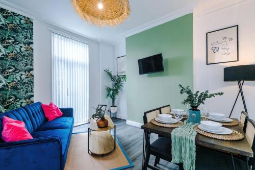 #17 Walk to Anfield Stylish House - for 12- Perfect for contractors and families - free street parking, Liverpool (photo 2)