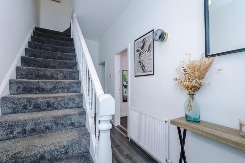 #17 Walk to Anfield Stylish House - for 12- Perfect for contractors and families - free street parking, Liverpool (photo 6)