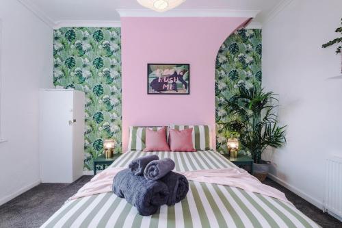 #17 Walk to Anfield Stylish House - for 12- Perfect for contractors and families - free street parking, Liverpool (photo 9)