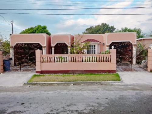 Exterior view, DOUG MANOR flat 2 in Portmore