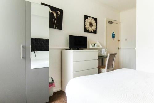OYO The Longlands Hotel - image 4