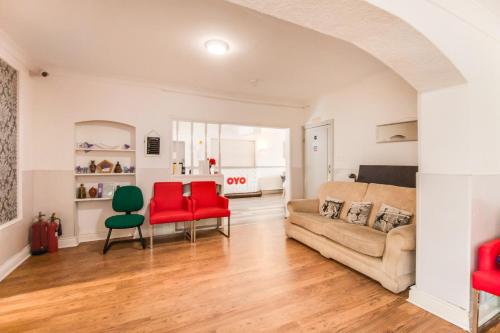 OYO The Longlands Hotel - image 9