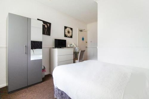 OYO The Longlands Hotel - image 12