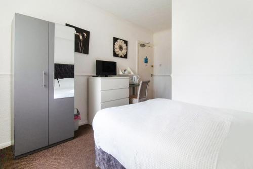 OYO The Longlands Hotel - image 13