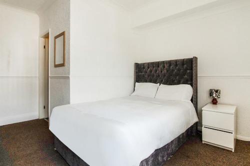 OYO The Longlands Hotel - image 6
