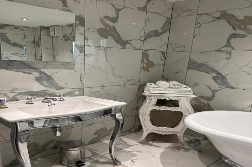 OYO The Townhouse - image 7